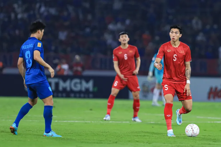 Tìm Hiểu Vai Trò Và Cách Đá Thòng Trung Vệ Hiệu Quả Nhất